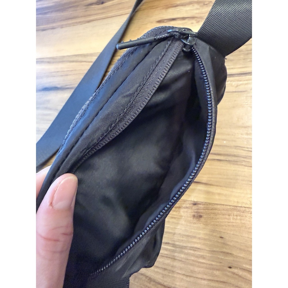 Lululemon Everywhere Belt Bag 1L Black Gold Casual Crossbody Waist Pack - Picture 9 of 10